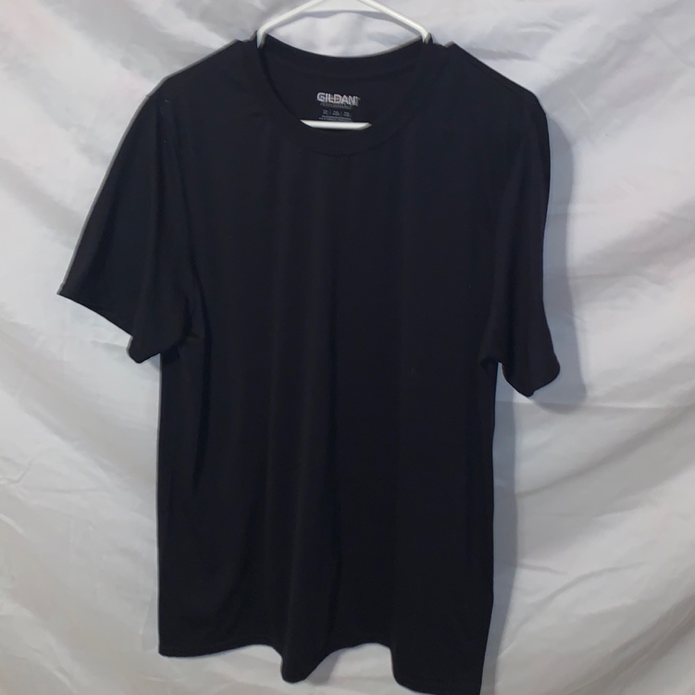 Black gildan large t-shirt.